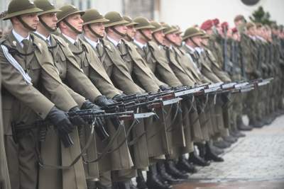 Salwa honorowa i uroczysty przemarsz wokół Rynku. Kraków świętuje 25 lat Polski w NATO - zdjęcie 7