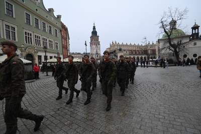 Salwa honorowa i uroczysty przemarsz wokół Rynku. Kraków świętuje 25 lat Polski w NATO - zdjęcie 20