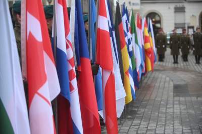 Salwa honorowa i uroczysty przemarsz wokół Rynku. Kraków świętuje 25 lat Polski w NATO - zdjęcie 6