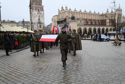 Salwa honorowa i uroczysty przemarsz wokół Rynku. Kraków świętuje 25 lat Polski w NATO - zdjęcie 17