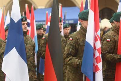 Salwa honorowa i uroczysty przemarsz wokół Rynku. Kraków świętuje 25 lat Polski w NATO - zdjęcie 13