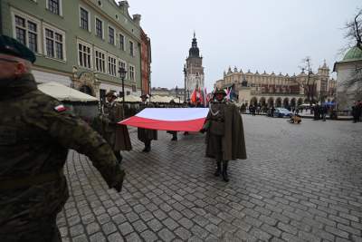 Salwa honorowa i uroczysty przemarsz wokół Rynku. Kraków świętuje 25 lat Polski w NATO - zdjęcie 18