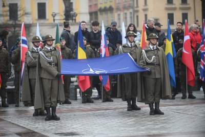 Salwa honorowa i uroczysty przemarsz wokół Rynku. Kraków świętuje 25 lat Polski w NATO - zdjęcie 5