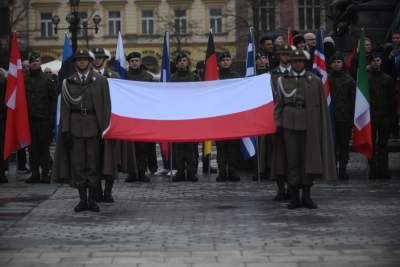 Salwa honorowa i uroczysty przemarsz wokół Rynku. Kraków świętuje 25 lat Polski w NATO - zdjęcie 3
