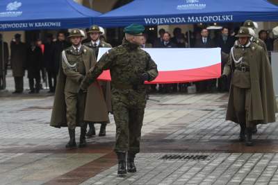 Salwa honorowa i uroczysty przemarsz wokół Rynku. Kraków świętuje 25 lat Polski w NATO - zdjęcie 11
