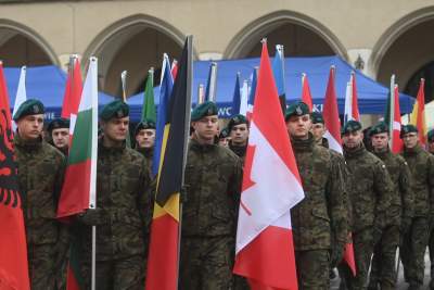 Salwa honorowa i uroczysty przemarsz wokół Rynku. Kraków świętuje 25 lat Polski w NATO - zdjęcie 14