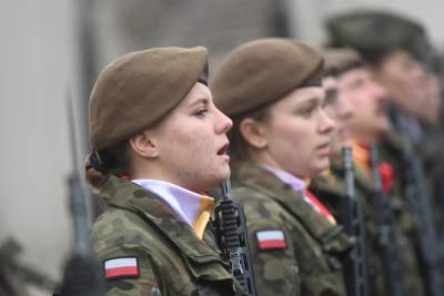 Salwa honorowa i uroczysty przemarsz wokół Rynku. Kraków świętuje 25 lat Polski w NATO - zdjęcie 12