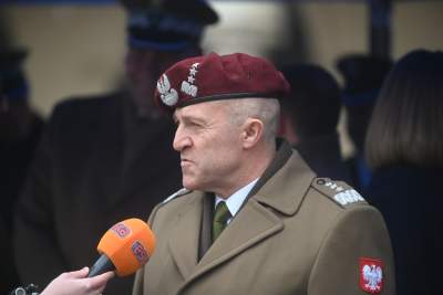 Salwa honorowa i uroczysty przemarsz wokół Rynku. Kraków świętuje 25 lat Polski w NATO - zdjęcie 15