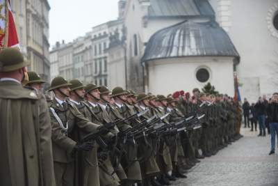 Salwa honorowa i uroczysty przemarsz wokół Rynku. Kraków świętuje 25 lat Polski w NATO - zdjęcie 9