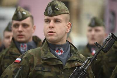 Salwa honorowa i uroczysty przemarsz wokół Rynku. Kraków świętuje 25 lat Polski w NATO - zdjęcie 2