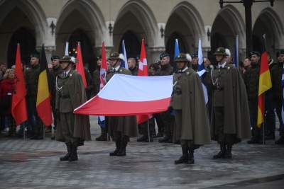 Salwa honorowa i uroczysty przemarsz wokół Rynku. Kraków świętuje 25 lat Polski w NATO - zdjęcie 4