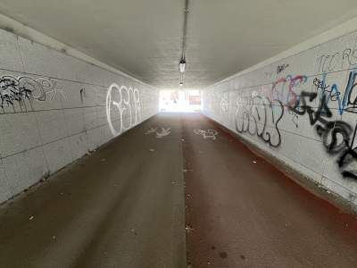 Estakady kolejowe i to co pod nimi, ulubione przez wandali - zdjęcie 1