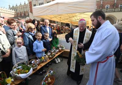 Tradycyjne święcenie na Rynku, z udziałem władz kościelnych i świeckich - zdjęcie 11