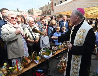 Tradycyjne święcenie na Rynku, z udziałem władz kościelnych i świeckich - zdjęcie 4