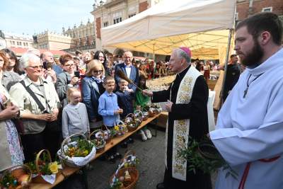 Tradycyjne święcenie na Rynku, z udziałem władz kościelnych i świeckich - zdjęcie 5