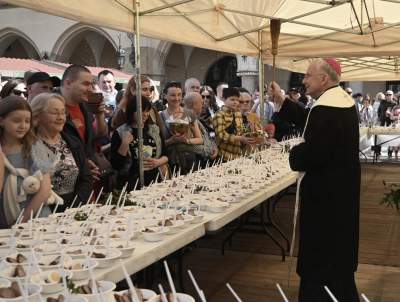 Tradycyjne święcenie na Rynku, z udziałem władz kościelnych i świeckich - zdjęcie 8