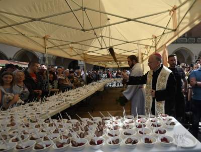 Tradycyjne święcenie na Rynku, z udziałem władz kościelnych i świeckich - zdjęcie 10