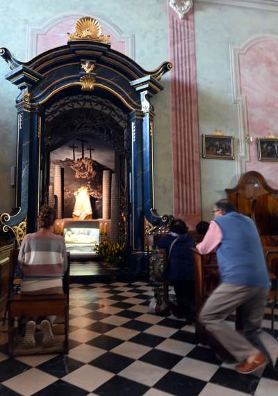 Proste, symboliczne i tradycyjne Groby Pańskie w krakowskich kościołach - zdjęcie 6