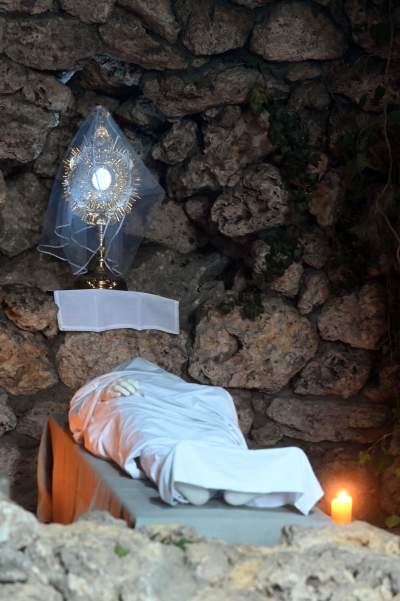 Proste, symboliczne i tradycyjne Groby Pańskie w krakowskich kościołach - zdjęcie 12