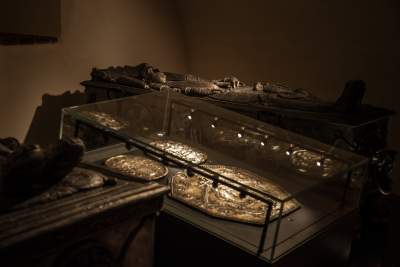 Portrety trumienne i cynowe sarkofagi. Intrygująca wystawa w krypcie w zamku Pieskowa Skała - zdjęcie 3