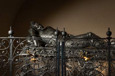 Portrety trumienne i cynowe sarkofagi. Intrygująca wystawa w krypcie w zamku Pieskowa Skała - zdjęcie 5