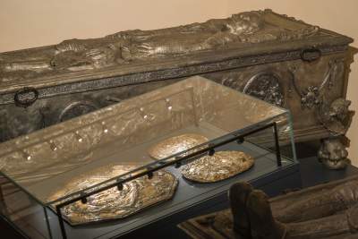 Portrety trumienne i cynowe sarkofagi. Intrygująca wystawa w krypcie w zamku Pieskowa Skała - zdjęcie 1