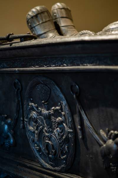 Portrety trumienne i cynowe sarkofagi. Intrygująca wystawa w krypcie w zamku Pieskowa Skała - zdjęcie 11