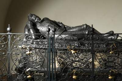 Portrety trumienne i cynowe sarkofagi. Intrygująca wystawa w krypcie w zamku Pieskowa Skała - zdjęcie 2