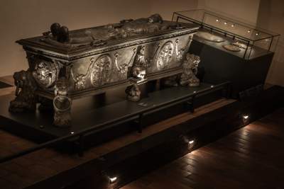 Portrety trumienne i cynowe sarkofagi. Intrygująca wystawa w krypcie w zamku Pieskowa Skała - zdjęcie 4