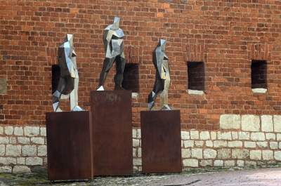 Takie Kontrasty w ogrodach Zamku Królewskiego na Wawelu.  Niedługo znikną... - zdjęcie 27