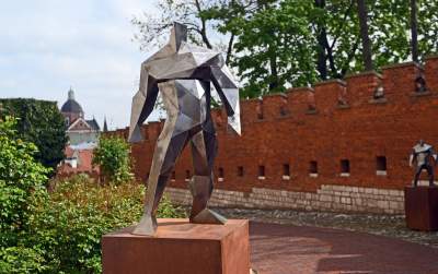 Takie Kontrasty w ogrodach Zamku Królewskiego na Wawelu.  Niedługo znikną... - zdjęcie 1