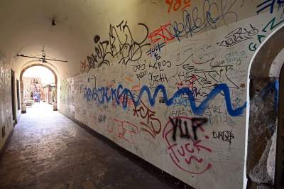 Pasaż Bielaka w ruinie. Lepiej, żeby turyści tutaj nie zaglądali - zdjęcie 2