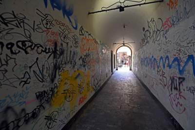 Pasaż Bielaka w ruinie. Lepiej, żeby turyści tutaj nie zaglądali - zdjęcie 1