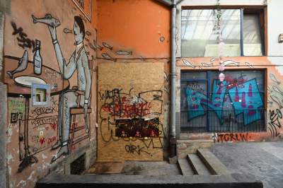 Pasaż Bielaka w ruinie. Lepiej, żeby turyści tutaj nie zaglądali - zdjęcie 18