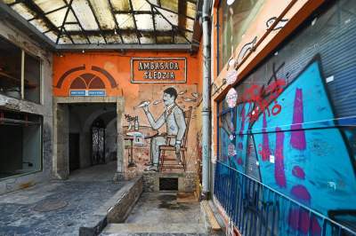 Pasaż Bielaka w ruinie. Lepiej, żeby turyści tutaj nie zaglądali - zdjęcie 16