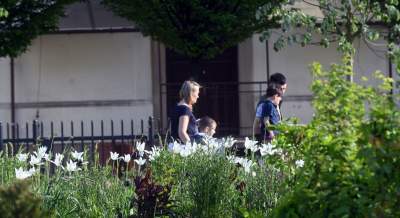 Park Szymborskiej utonął w białych i czarnych tulipanach - zdjęcie 11