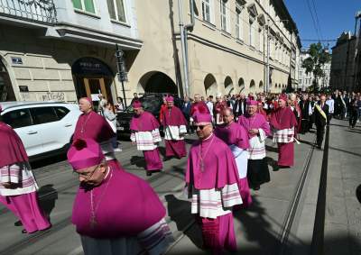 Tradycyjna procesja na Skałkę: hierarchowie, wierni i politycy (głównie PiS) - zdjęcie 19
