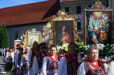 Tradycyjna procesja na Skałkę: hierarchowie, wierni i politycy (głównie PiS) - zdjęcie 6