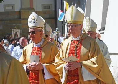 Tradycyjna procesja na Skałkę: hierarchowie, wierni i politycy (głównie PiS) - zdjęcie 33