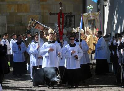 Tradycyjna procesja na Skałkę: hierarchowie, wierni i politycy (głównie PiS) - zdjęcie 31