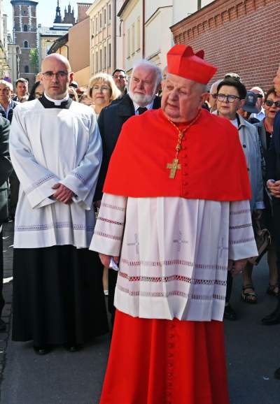 Tradycyjna procesja na Skałkę: hierarchowie, wierni i politycy (głównie PiS) - zdjęcie 20