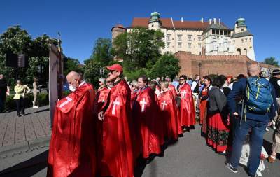 Tradycyjna procesja na Skałkę: hierarchowie, wierni i politycy (głównie PiS) - zdjęcie 3