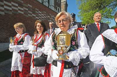 Tradycyjna procesja na Skałkę: hierarchowie, wierni i politycy (głównie PiS) - zdjęcie 13