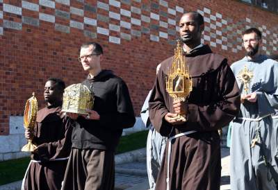 Tradycyjna procesja na Skałkę: hierarchowie, wierni i politycy (głównie PiS) - zdjęcie 12