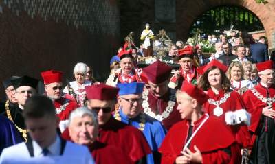 Tradycyjna procesja na Skałkę: hierarchowie, wierni i politycy (głównie PiS) - zdjęcie 10