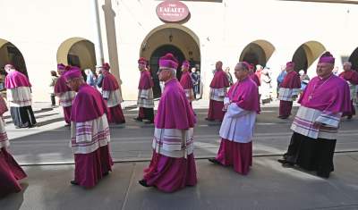 Tradycyjna procesja na Skałkę: hierarchowie, wierni i politycy (głównie PiS) - zdjęcie 18