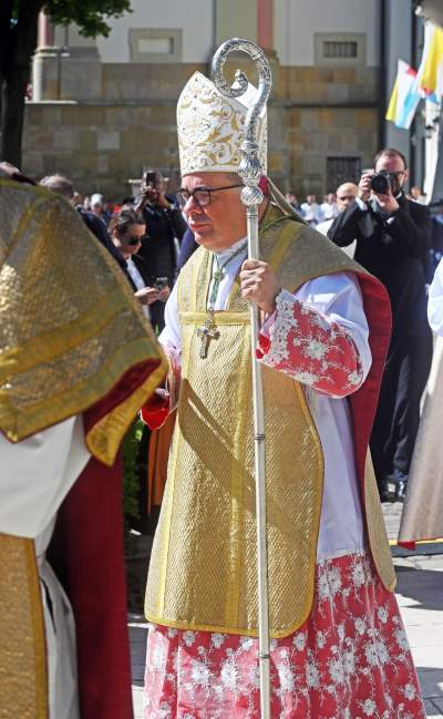 Tradycyjna procesja na Skałkę: hierarchowie, wierni i politycy (głównie PiS) - zdjęcie 34