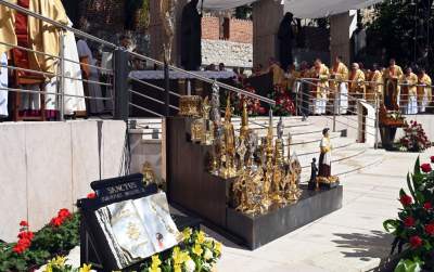 Tradycyjna procesja na Skałkę: hierarchowie, wierni i politycy (głównie PiS) - zdjęcie 36