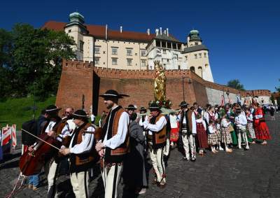 Tradycyjna procesja na Skałkę: hierarchowie, wierni i politycy (głównie PiS) - zdjęcie 1