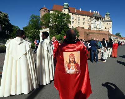 Tradycyjna procesja na Skałkę: hierarchowie, wierni i politycy (głównie PiS) - zdjęcie 2